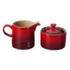 Le Creuset Suiker- En Melkset Aardewerk Kersrood 2-delig 1 Le Creuset Suiker- En Melkset Aardewerk Kersrood 2-delig -Keukengerei Verkoop 91031800060005 le creuset stoneware milk and sugar set cerise