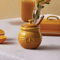 Le Creuset Honingpot Met Spatel Aardewerk Nectar -Keukengerei Verkoop le creuset honingpot met spatel aardewerk nectar 1