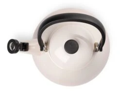 Le Creuset Kone Fluitketel 1,6 Liter Staal Shell Pink -Keukengerei Verkoop rs8933 lc 20190711 th ps 0652 2 scr