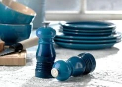 Le Creuset Peper- En Zoutmolen 11 Cm Kunststof Caribbean Blue 2-delig -Keukengerei Verkoop set van 2 molens in caribbean blue 11cm 20gr 1 1550583799 1000x1000